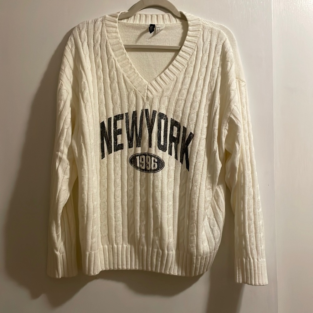 H&M white/navy New York Sweater. V neck. Size M.
